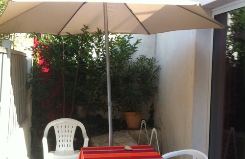 La Rochelle City Centre House | Nice little house 2 to 4 p sunny terrace with parking