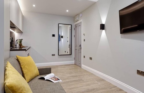Queen's Gate Apartment | Nice micro studio with Shared bathroom.