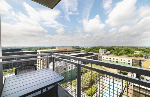 North Bethesda Apartment | Nice North Bethesda 2BR w/Pool, Gym & Balcony, nr Coffee, by Blueground