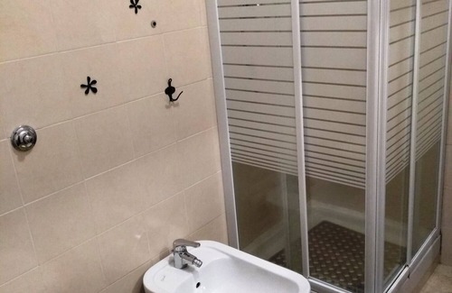 Fiumicino House | Nice one bedroom apartment with kitchenette and toilet, five beds