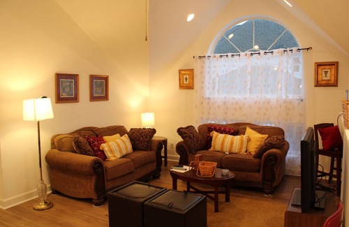 Mapleton/Fall Creek Cottage | Nice quiet 1 bedroom Queen bed Carriage House in historic neighborhood.