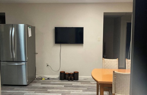 Bethesda Apartment | Nice renovated 2-bedroom apartment with AC in Bethesda