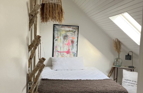 Bellevue Bed & Breakfast | Nice room for rent. Independent space upstairs. Relaxation area.