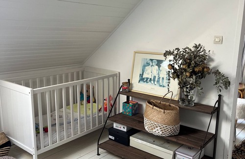 Bellevue Bed & Breakfast | Nice room for rent. Independent space upstairs. Relaxation area.