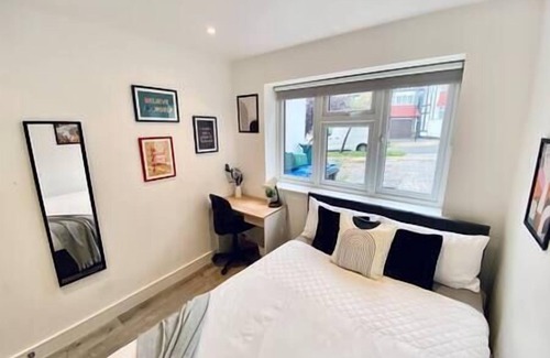 Barnhill Apartment | Nice Room With Private Bathroom in Wembley Park