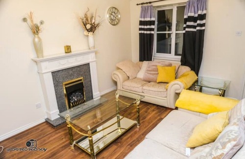 Birmingham House | Nice serviced house with parking near city center