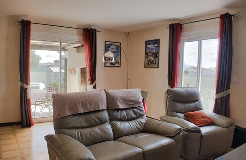 Bompas House | Nice spacious house with garden and swimming pool