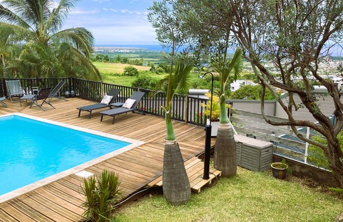 L'Etang-Sale Apartment | Nice Studio with private swimming pool and sea landscape