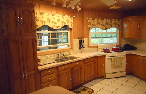 Green Turtle Estates House | Nice Wooden House, a few steps from the beach - sleeps 6 - Strategic location