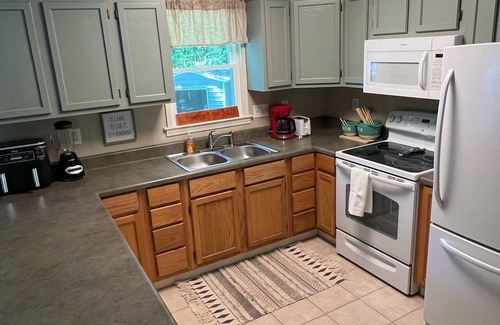 Utica House | Nicely appointed 3 bedroom house located in Seneca SC near Clemson University.