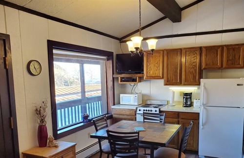 Glenwood Springs Condo | Nicely decorated and convenient - on the upper parking lot level with great views.