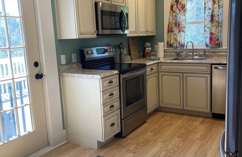 Lake Toxaway House | Nicely located, Cozy, PET Friendly cottage in beautiful Lake Toxaway, NC
