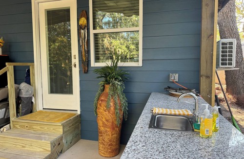 Fort Walton Beach - Destin House | Niceville FL Charming 2-bedroom house with WiFi, AC OUTDOOR kitchen and LR