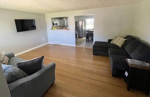 Huron House | Nickel Plate Beach Area - 4 Bedroom 3 Bath - Walk to beach!
