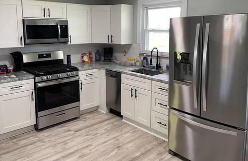 Huron House | Nickel Plate Beach Area - 4 Bedroom 3 Bath - Walk to beach!