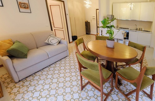 Cinque Terre Apartment | "Nico's Guest House" a stone's throw from the Sea.