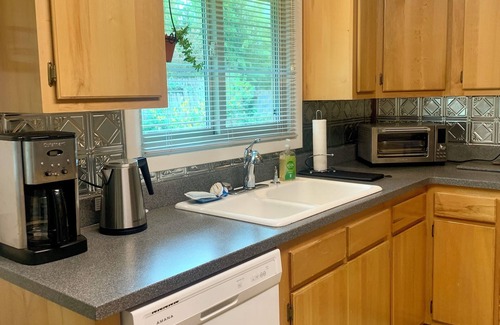 Southeast Eugene House | Nifty Thrifty - Affordable, Comfortable, in Ideal Location!