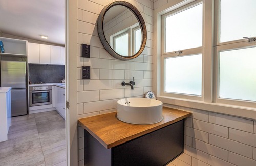 Onetangi House | Nikau Grove - Onetangi Holiday Home