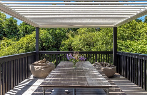 Onetangi House | Nikau Grove - Onetangi Holiday Home