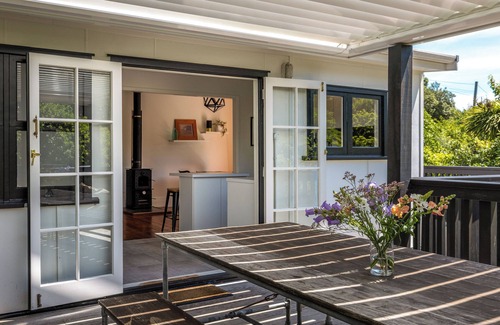 Onetangi House | Nikau Grove - Onetangi Holiday Home