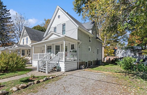 Niles House | Niles Charmer! Wifi, AC, 3 Queen Beds - walk to downtown!