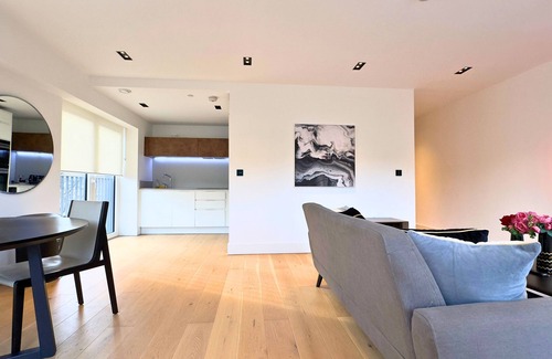 Tachbrook Apartment | Nine Elms US Embassy Modern + Cinematic HDTV + 1GB wifi