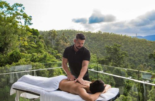 Whitsundays House | 'Nine Islands' Airlie Beach Luxury Holiday Home with ocean views