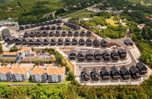 Oliver House | Nine Lakefront Homes (sleeping 223) in Rocky Shores w/n 500ft