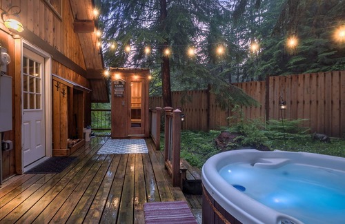 Paradise Estates Cabin | Nisqually Nest Mt Rainier hot tub and sauna