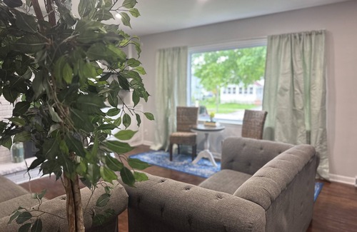 DeKalb House | NIU Coporate and Business Travel Long Term Stays Welcome! 4 BD 3 BA