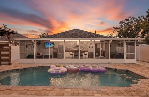 Tampa House | nLuxurious 4BR Home w/Private Pool, Gym, and Outdoor Kitchen near Busch Gardens