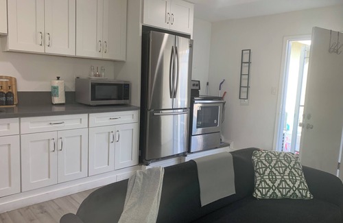 Palms House | nModern One bedroom Guest House with WiFi, AC, Charming Patio, near Culver City,