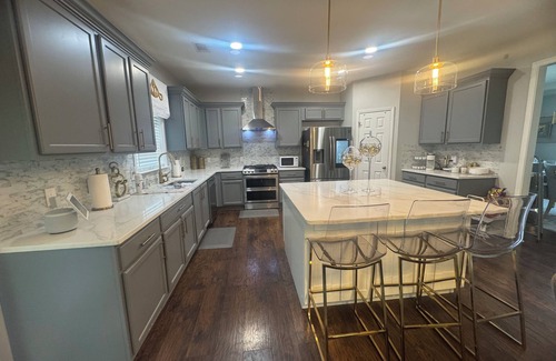 Covington House | nn"Experience Luxury 1-Bedroom Retreat in Covington with chef inspired kitchen.