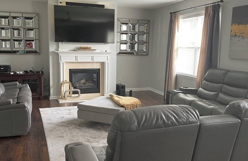 Covington House | nn"Experience Luxury 1-Bedroom Retreat in Covington with chef inspired kitchen.
