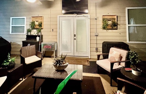 Covington House | nn"Experience Luxury 1-Bedroom Retreat in Covington with chef inspired kitchen.