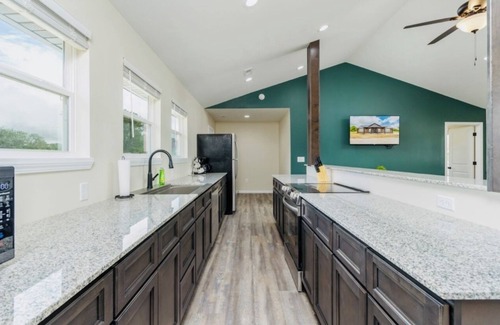 Dallas County House | nNice cabin near Bennett Springs: stocked pond, gated entry, family-friendly!