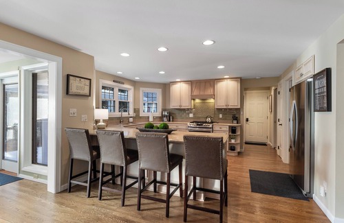 Sheboygan House | nnLuxury Downtown Sheboygan 4BR-2.5 Bath - 3 min walk to beach - Lakeside Legacy