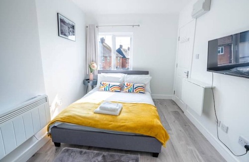 Aylesbury Apartment | No 01 small studio flat near Aylesbury stationTown