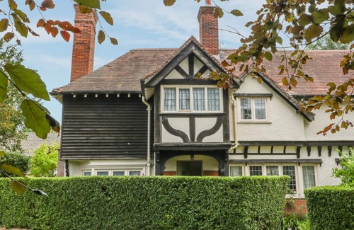 Thornton Hough Cottage | NO. 1 THE ROSERIES, family friendly, with a garden in Thornton Hough