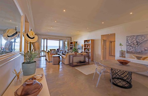 Shaka's Rock Apartment | No 1 The Villas Families only