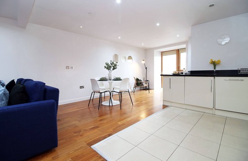 Cardiff City Centre Apartment | No. 1 Under the Clock by SSW - Cardiff City Centre