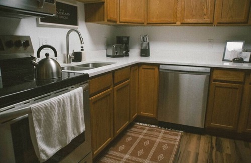 East Hillside Apartment | No. 108 Monthly Luxe Apartment Near Downtown