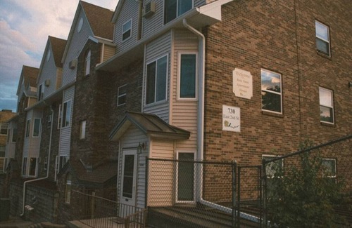 East Hillside Apartment | No. 108 Monthly Luxe Apartment Near Downtown