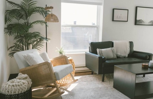 East Hillside Apartment | No. 202 Monthly Downtown Professional Loft