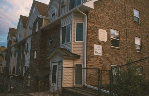 East Hillside Apartment | No. 302 Monthly Downtown Artists Loft