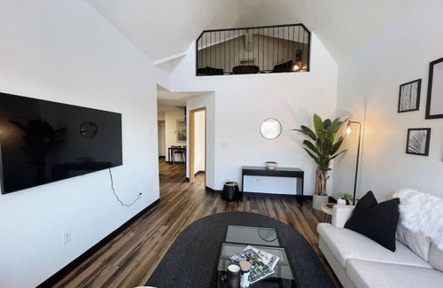 East Hillside Apartment | No. 302 Monthly Downtown Artists Loft
