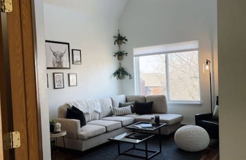 East Hillside Apartment | No. 302 Monthly Downtown Artists Loft