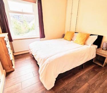 Roath House | No 34 - Cardiff City location - free parking- sleeps 6