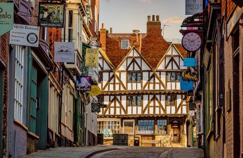Lincoln House | No 7 Castle Hill
