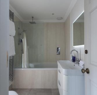 Lincoln House | No 7 Castle Hill